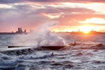 A weather storm in the Baltic Sea, waves crashing over a pier — Foto stock