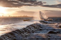 Una tormenta meteorológica en el Mar Báltico, olas que se estrellan sobre un muelle - foto de stock