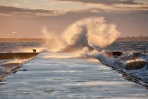 Метеорологическая буря, волны, бьющиеся над набережной и береговой линией — стоковое фото