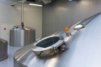 Interior de la cervecería, grandes tanques de almacenamiento de acero para la elaboración de cerveza, escotilla de inspección - foto de stock