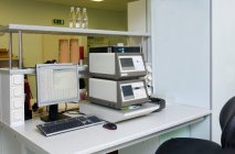 Лаборатория с научным оборудованием для тестирования и анализа продуктов, напитков промышленности, дегустации и здоровья и безопасности. — стоковое фото