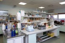 Laboratorio con equipo científico para probar y analizar productos, industria de bebidas, Cata y salud y seguridad. - foto de stock