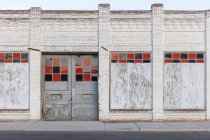 A boarded up building, a closed business on Main Street. — Stock Photo
