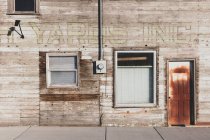 Old wooden building on Main Street, rusted door and boarded up windows. — Foto stock