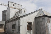 Зерновые силосы, здания в сельской местности Вашингтона — стоковое фото