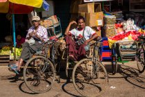 Rikscha-Fahrer entspannen sich in Rangun, Myanmar — Stockfoto