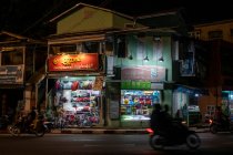 Mawlamyine, devantures de magasins et motos sur la route la nuit — Photo de stock