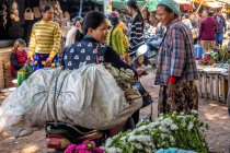 Mercado de alimentos frescos y flores en Yangon, Myanmar - foto de stock