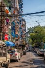 Rua movimentada no centro de Rangum, Mianmar — Fotografia de Stock