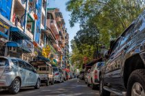 Rue animée au centre-ville de Yangon, Myanmar — Photo de stock