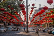 Ocupada calle en el centro de Yangon decorada con linternas rojas chinas en preparación para las celebraciones del Año Nuevo Chino Myanmar - foto de stock