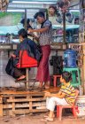 Coiffeurs occupés à Yangon, Myanmar — Photo de stock