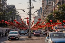 Rua movimentada no centro de Rangum decorada com lanternas chinesas vermelhas em preparação para as celebrações do Ano Novo Chinês Mianmar — Fotografia de Stock