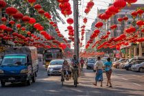 Занятая улица в центре Янгона украшена красными китайскими фонарями в рамках подготовки к празднованию китайского Нового года в Мьянме — стоковое фото