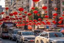 Strada trafficata nel centro di Yangon decorata con lanterne cinesi rosse in preparazione alle celebrazioni del capodanno cinese Myanmar — Foto stock