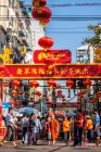 Buddhistische Mönche auf einer belebten Straße in der Innenstadt von Rangun dekoriert mit roten chinesischen Laternen zur Vorbereitung auf das chinesische Neujahrsfest Myanmar — Stockfoto