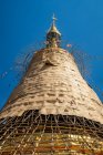 Andaime de bambu em torno do Pagode Shwedagon como folha de ouro é reparado, Myanma, Rangum. — Fotografia de Stock