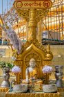 Estatua en Chaukhtatgyi Buddha Temple, Rangún, Myanmar - foto de stock