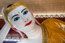 Liegender Buddha im Chaukhtatgyi Buddha Tempel in Yangon, Myanmar — Stockfoto