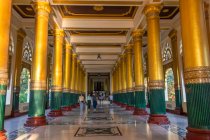 Colonnes d'or à l'intérieur de la pagode Shwedagon dans le complexe historique du Temple, Yangon, Myanmar — Photo de stock