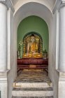 Estátua de Buda em Shwedagon Pagoda, Yanngon, Myanmar — Fotografia de Stock