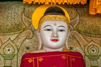 Estátua de Buda em Shwedagon Pagoda, Mianmar — Fotografia de Stock