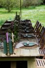 Table à manger avec bougies et décors rustiques pour une cérémonie de baptême des bois. — Photo de stock