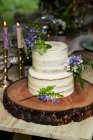 Gâteau décoré de fleurs pour une cérémonie en plein air — Photo de stock