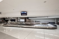 Пустое место для багажа в аэропорту, карусели и тележки. — стоковое фото