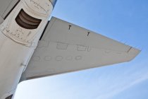 The underside of an aircraft, wings and mesh covered exhaust outlet. — Stock Photo