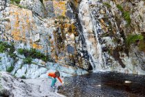 Boy hiking the Waterfall Trail, Stanford, Sud Africa. — Foto stock