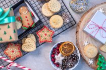 Vista dall'alto di biscotti e biscotti natalizi e ornamenti natalizi. — Foto stock