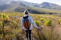 Mujer senderismo un sendero natural, Phillipskop reserva natural, Stanford, Sudáfrica. - foto de stock