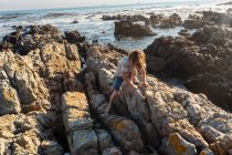 Ragazzo che scavalca e esplora rocce e piscine, De Kelders, Western Cape, Sud Africa. — Foto stock