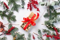 Weihnachtsdekoration auf weißem Hintergrund und ein Geschenk verpackt Geschenk — Stockfoto