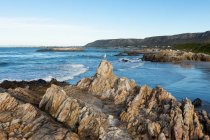 Una spiaggia deserta, rocce frastagliate e piscine rocciose sulla costa atlantica. — Foto stock
