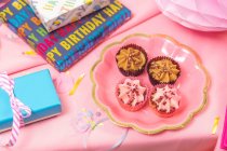 Mesa de festa de aniversário, com toalha de mesa rosa — Fotografia de Stock