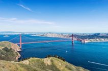 Puente Golden Gate sobre la bahía de San Francisco - foto de stock