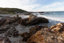 Ein einsamer Strand, zerklüftete Felsen und Felspfützen an der Atlantikküste. — Stockfoto