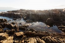 Entradas y las rocas irregulares de la costa del Océano Atlántico, De Kelders, Cabo Occidental, Sudáfrica. - foto de stock