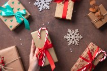 Рождество, вид сверху на завернутые подарки и украшения на столе — стоковое фото