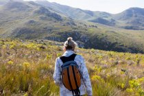 Donna trekking un sentiero naturalistico, Phillipskop riserva naturale, Stanford, Sud Africa. — Foto stock