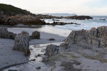 Пустынный пляж, зазубренные скалы и каменистые бассейны на Атлантическом побережье. — стоковое фото