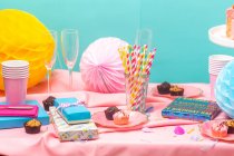 Tavolo da festa di compleanno, con tovaglia rosa — Foto stock