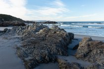 Пустынный пляж, зазубренные скалы и каменистые бассейны на Атлантическом побережье. — стоковое фото