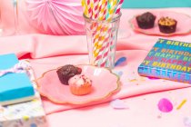 Mesa de fiesta de cumpleaños, con mantel rosa - foto de stock