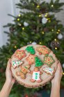 Vista ad angolo alto, biscotti decorati di Natale, biscotti ghiacciati. — Foto stock