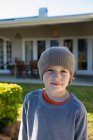 Retrato de um menino usando um chapéu de lã. — Fotografia de Stock