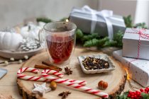 Weihnachten, ein Glas Glühwein oder Apfelwein mit Gewürzen, Zuckerstangen und Dekorationen. — Stockfoto