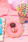 Mesa de festa de aniversário, com toalha de mesa rosa — Fotografia de Stock